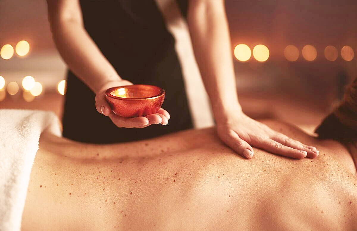 Masaż gorącymi kamieniami z użyciem olejku