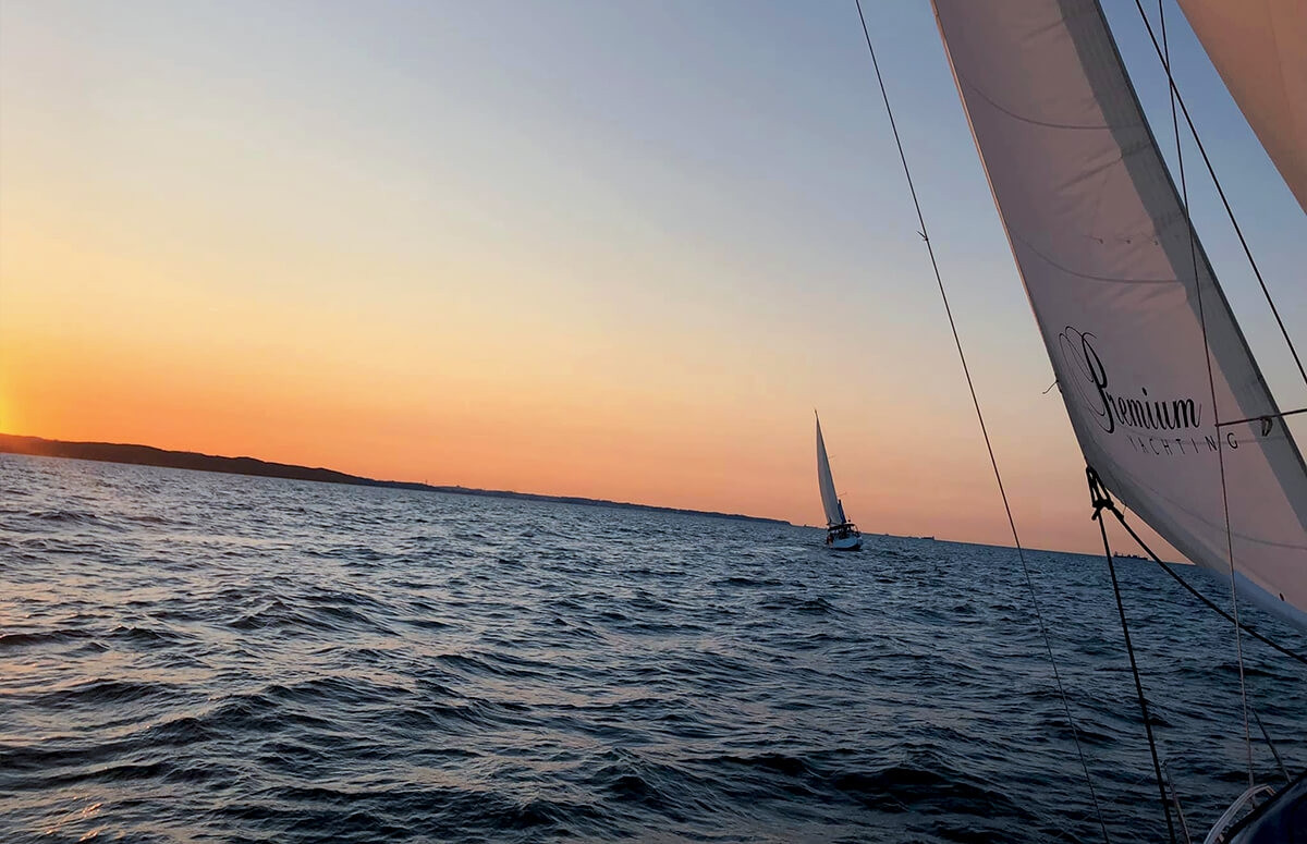 Bałtyk o zachodzie słońa widziany podczas romantycznego rejsu jachtem dla Dwojga
