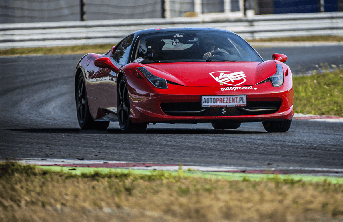 Ferrari 458 Italia - Jazda ulicami miast 