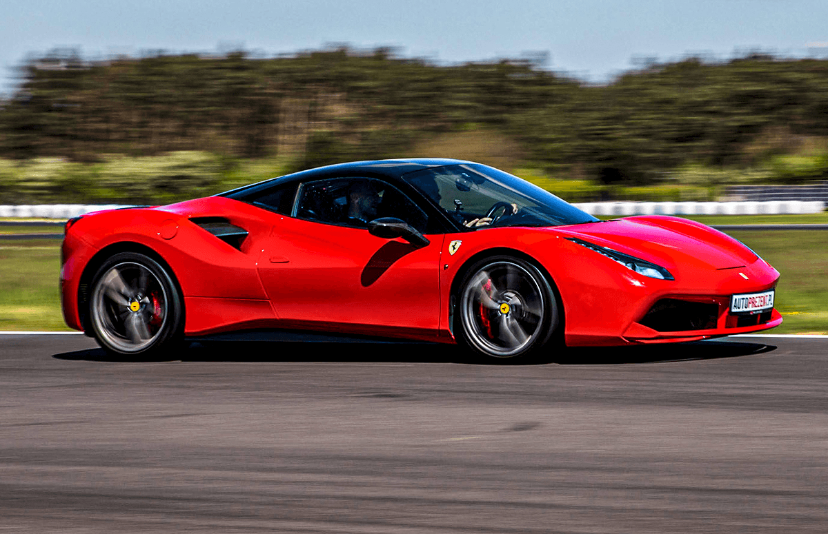 Ferrari 488 GTB — czerwony supercar na torze wyścigowym