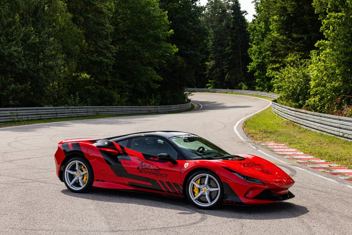 Ferrari F8 Tributo kontra Lamborghini i McLaren na torze