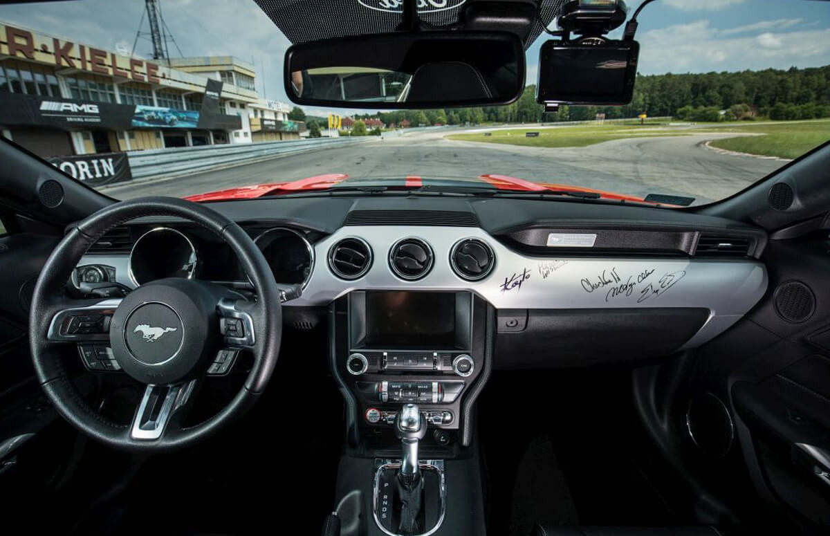 Jaza za kierownicą Forda Mustanga