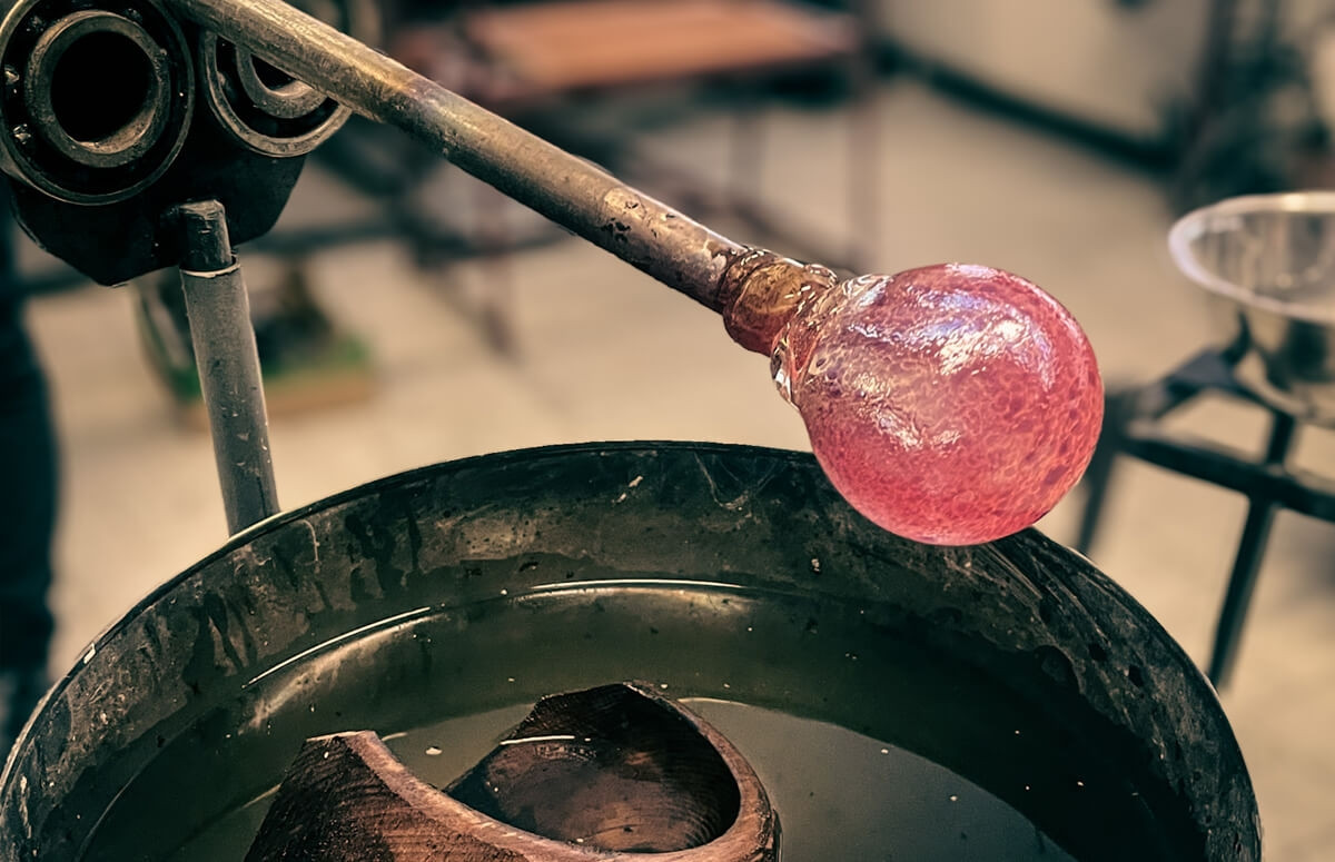 Formowanie szkła z przestudzonej bryły szklanej