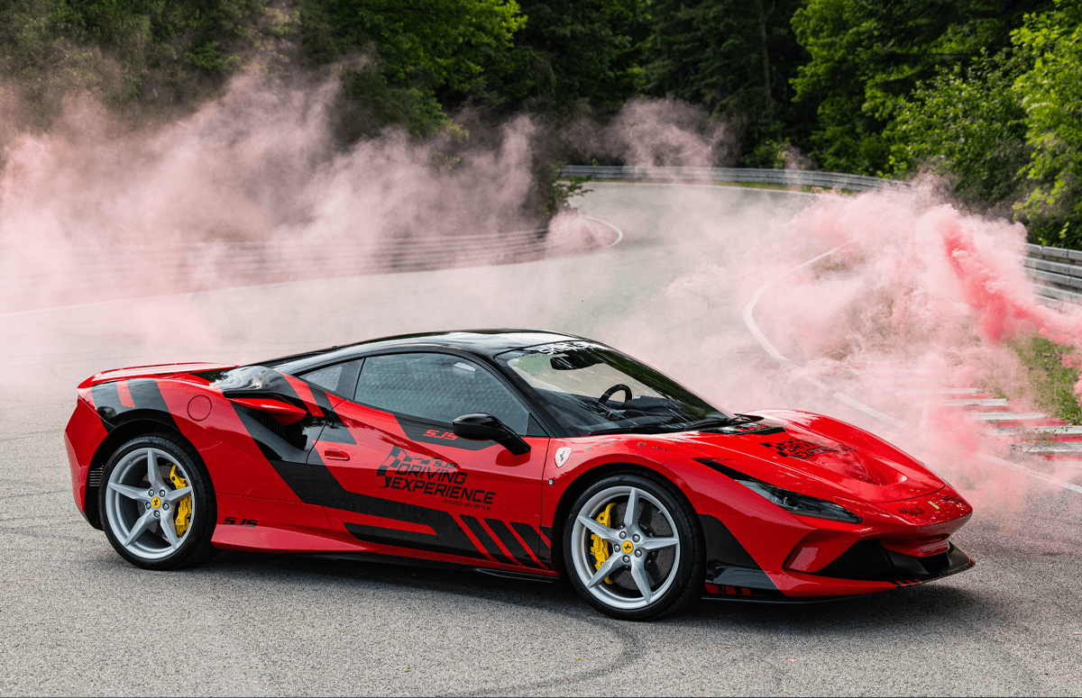 Ferrari F8 Tributo podczas jazdy na torze — dym z tylnych kół