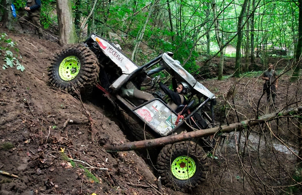 Szkolenie off-road 4x4 i jazda Zmotą za kierownicą z instruktorem na specjalistycznym torze terenowym (Gdańsk/Trójmiasto).