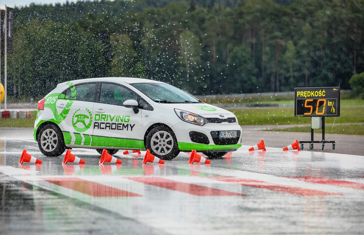 Kurtyny wodne podczas szkolenia z bezpiecznej jazdy