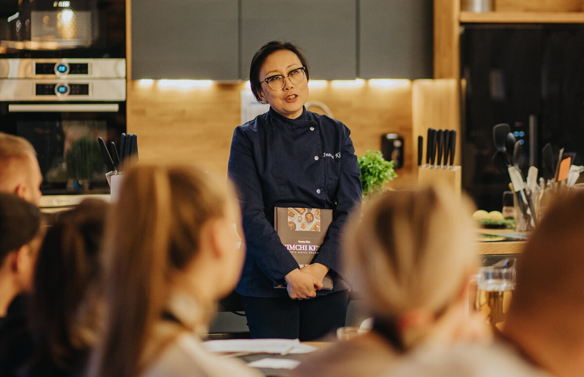 Teoria i praktyka przyrządzania sushi jest przekazywana przez kulinarnych ekspertów