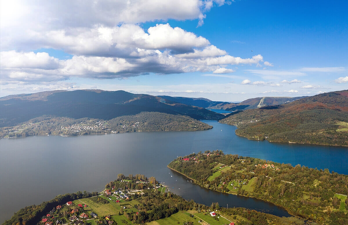 Lot helikopterem nad malowyniczymi terenami - Międzybrodzie Bialskie i Żywieckie