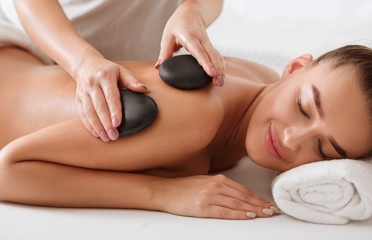 Masaż gorącymi kamieniami