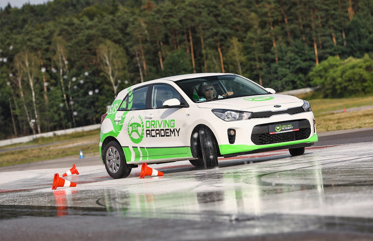 Nauka bezpiecznej jazdy autem 