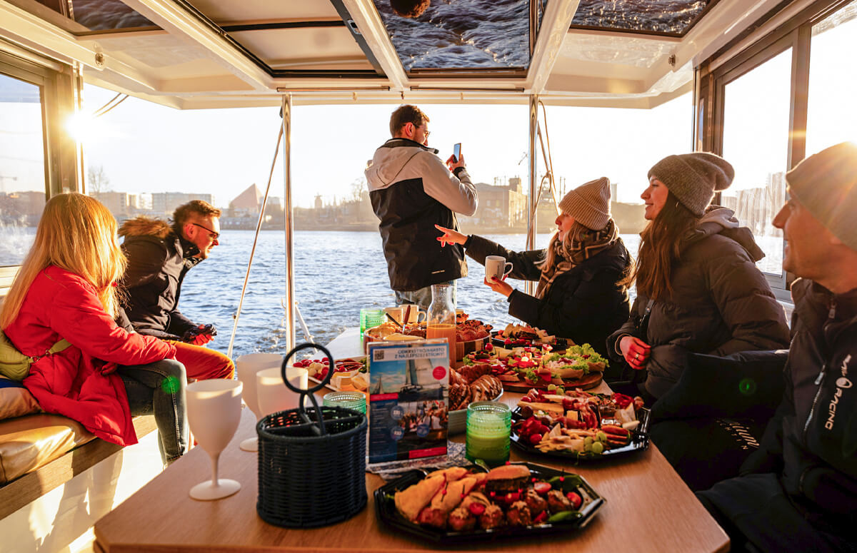 Reks i śniadanie na katamaranie