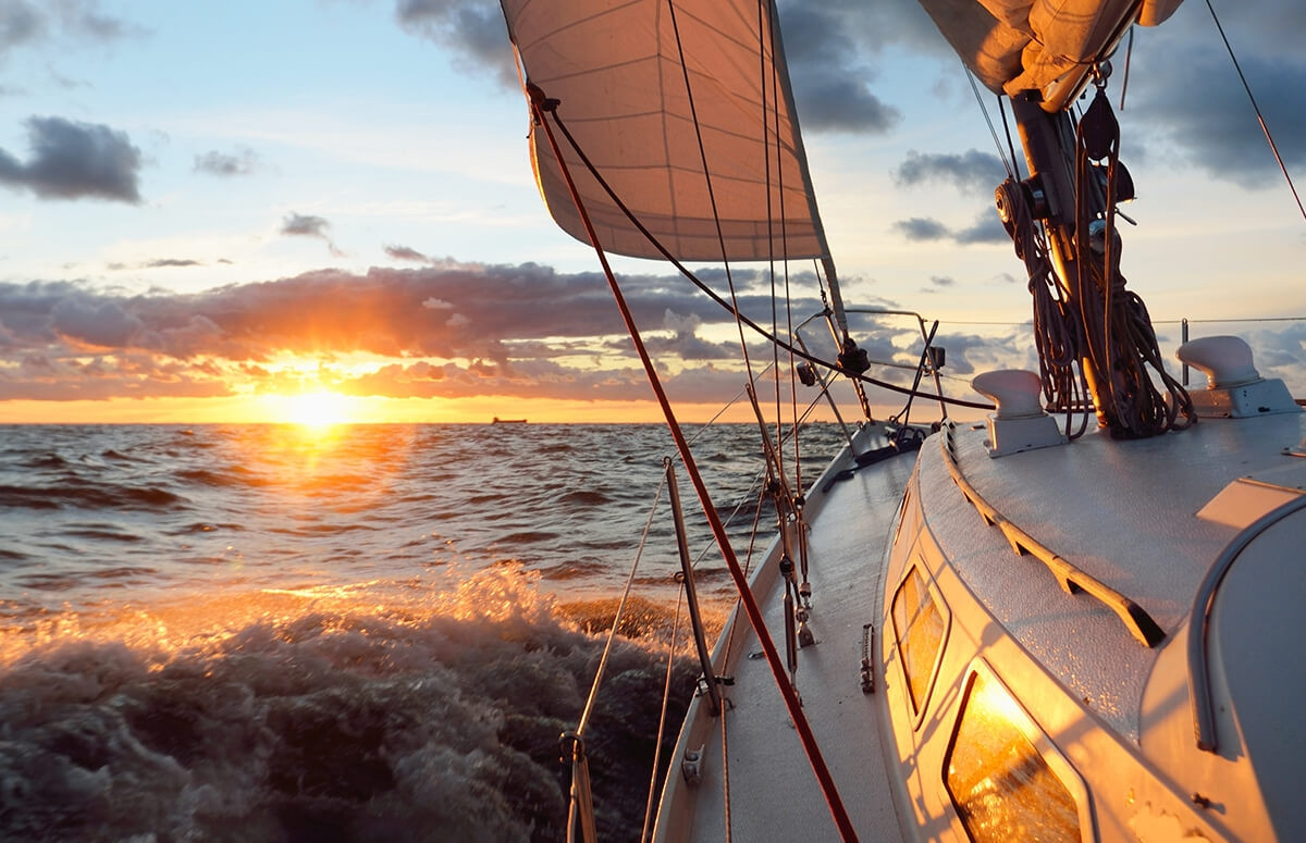 Rejs jachtem po morzu przy pięnym zachodzie słońca