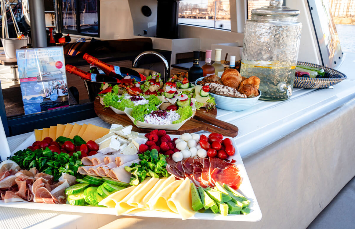 Śniadanie na katamaranie podczas morskiego rejsu po Bałtyku