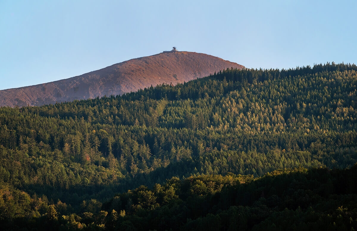 Widok na Śnieżkę z pokładu śmigłowca