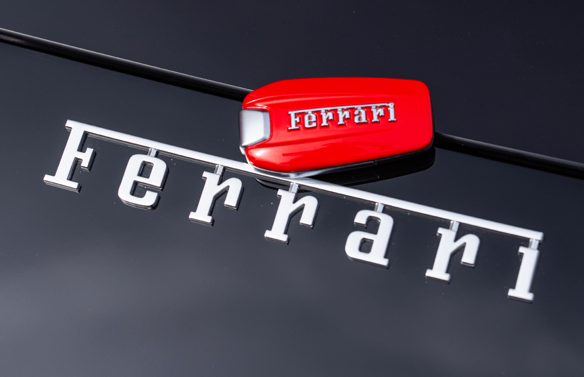 Kluczyk Ferrari F8 Tributo z logo Cavallino Rampante