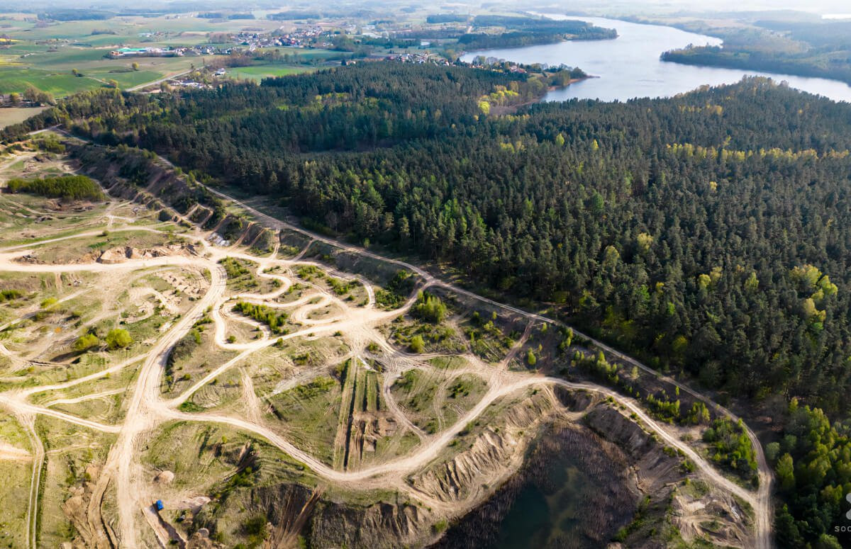 Terenowa jazda Zmotą – zmodyfikowanym samochodem rajdowym na torze off-road, adrenalina na Pomorzu.