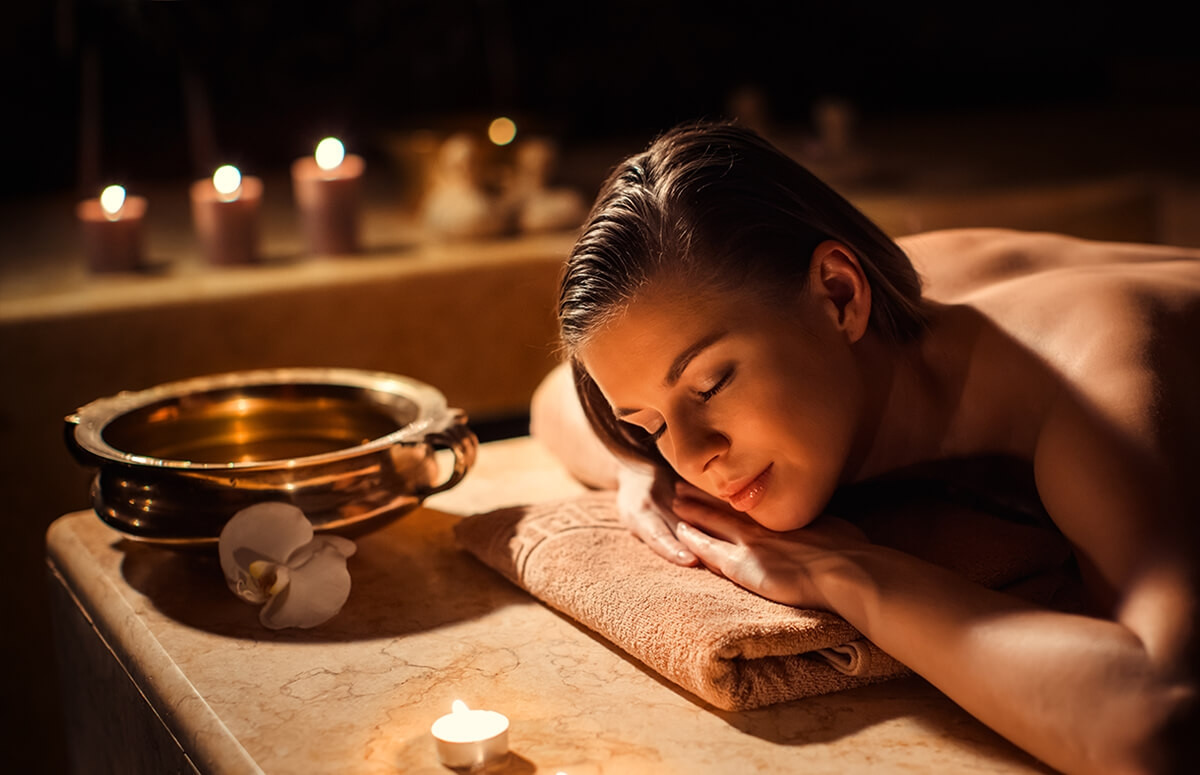 Egzotyczny i relaksujący masaż stemplami ziołowymi