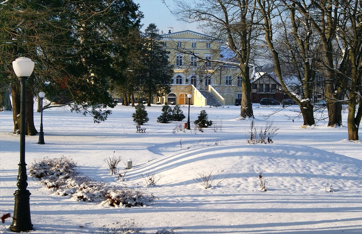 Malowniczy park wokół hotelu Wieniawa koło Gdańska