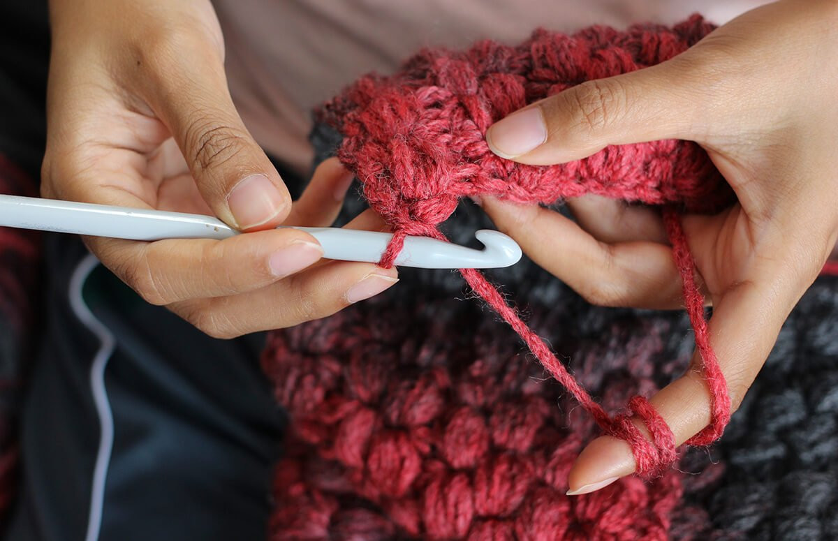 Relaksujące warsztaty szydełkowania w Warszawie, nauka podstawowych splotów z materiałami w cenie