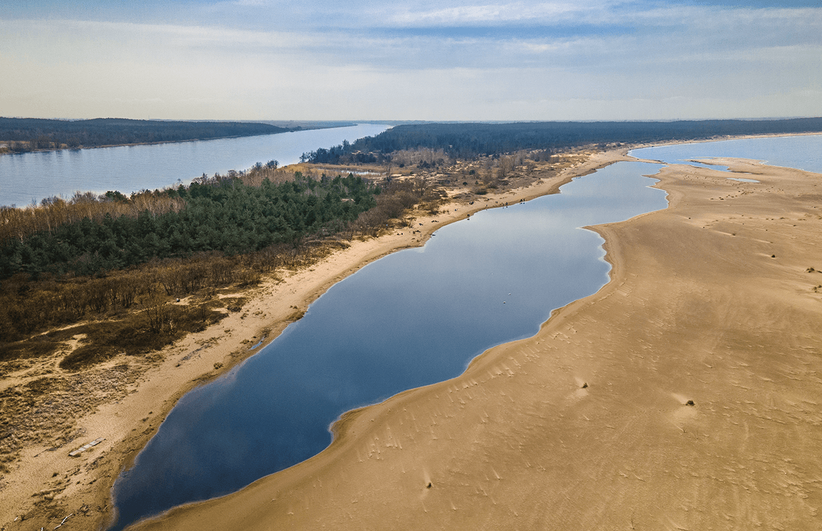Ujście Wisły i rezerwat Mewia Łacha widziany z pokładu helikoptera Robinson R44 II nad Mierzeją Wiślaną