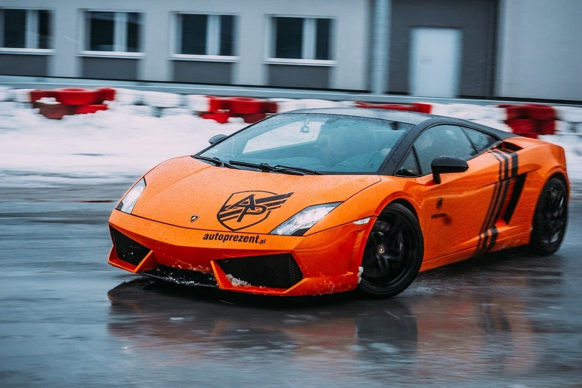Jazda Lamborghini na płycie poślizgowej