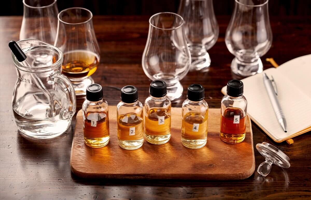 Degustacja i porównywanie różnych rodzajów whiskey