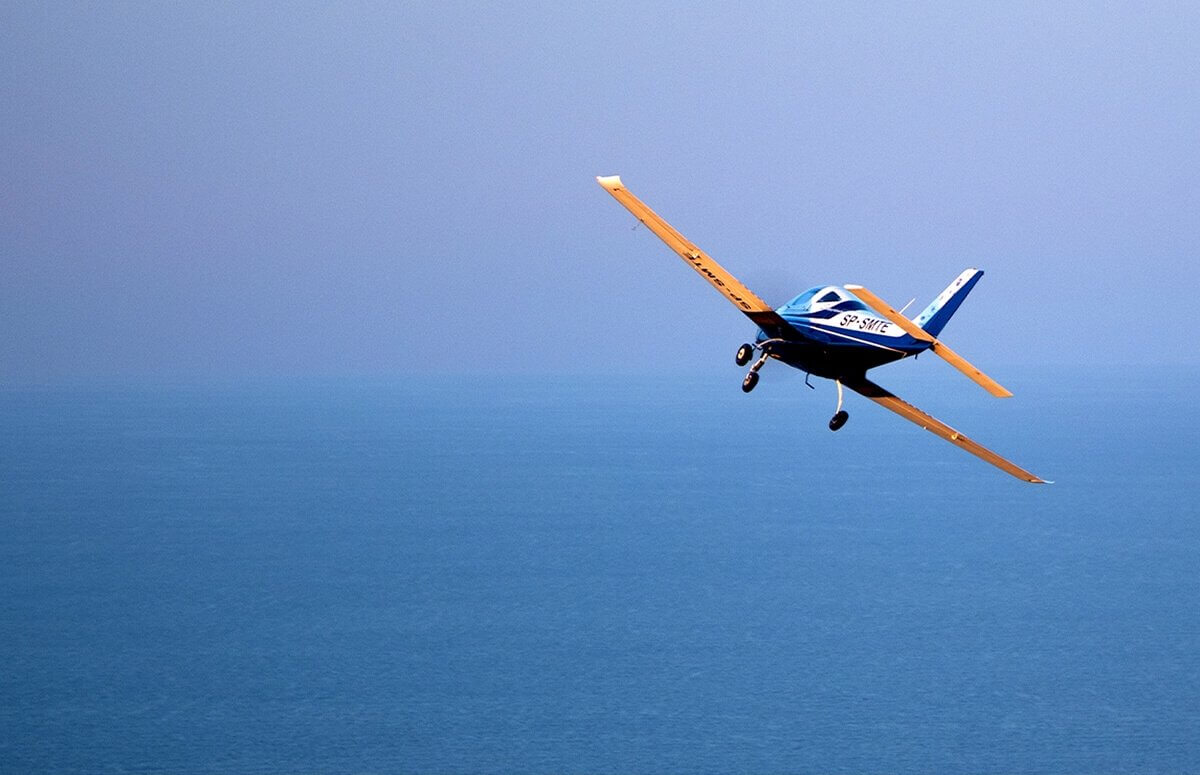 Lot kameralnym samoloem dla Dwojga nad morzem