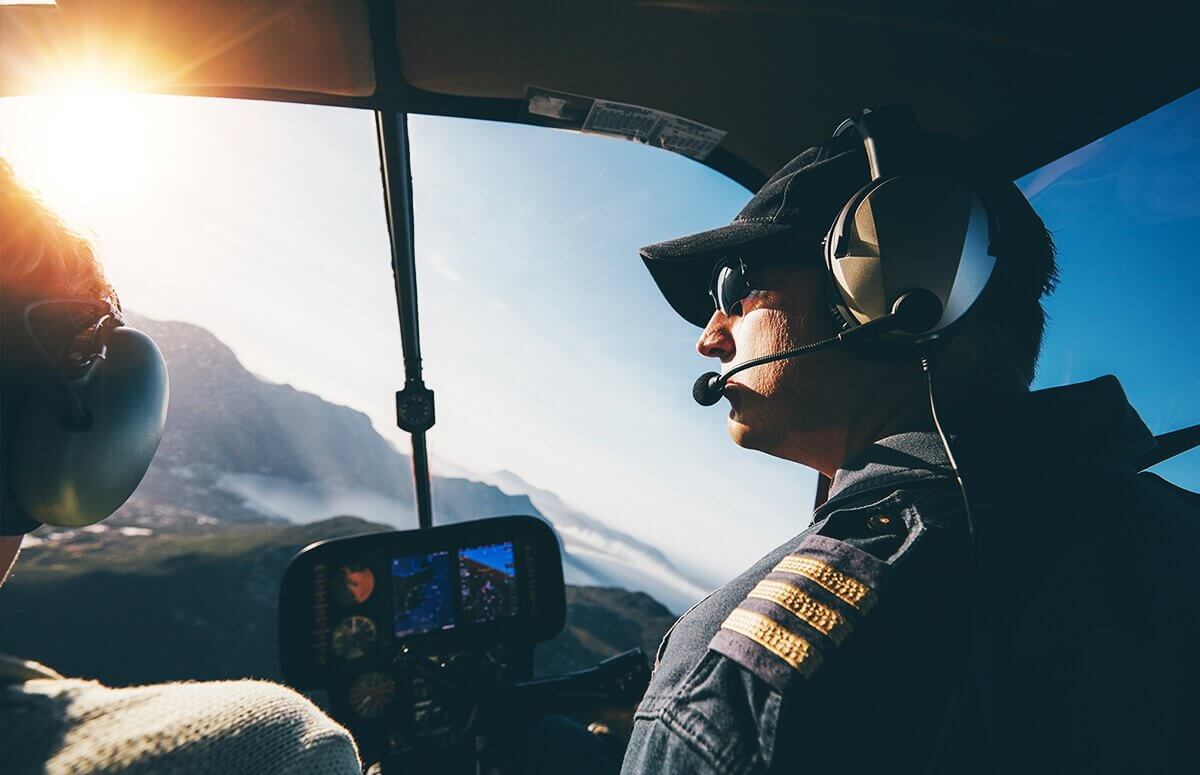 Pilot w kokpicie helikoptera podczas loty widokowegonad Śląskiem