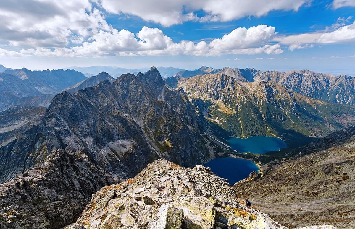 Lot nad Tatrami z widokiem na panoramę gór