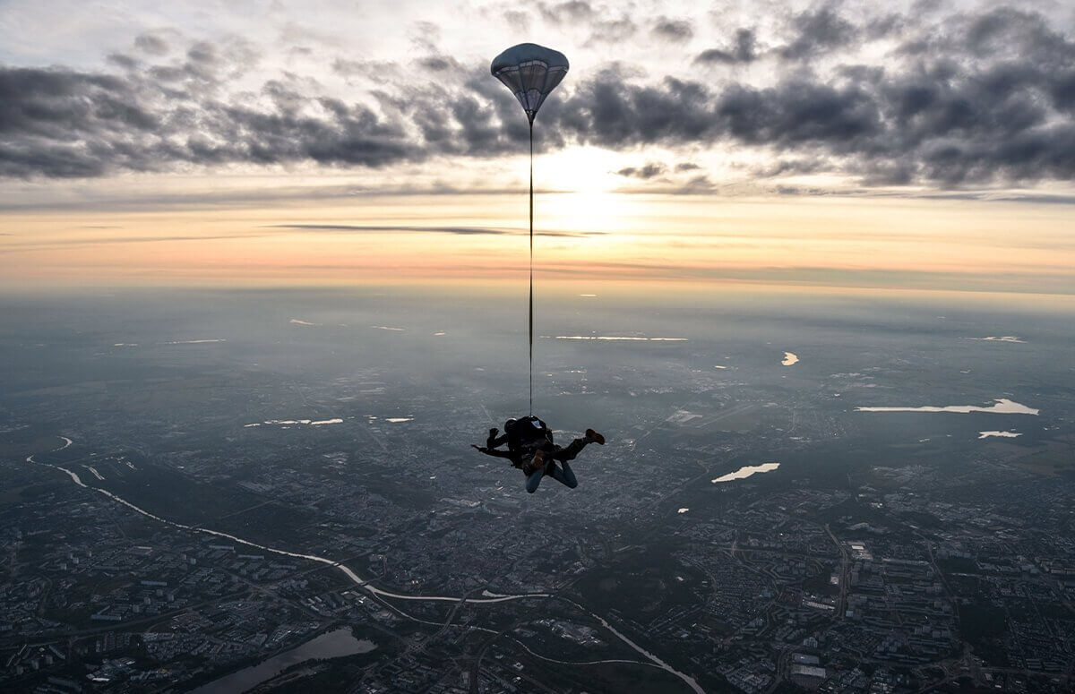 Samodzielny skok ze spadochronem w asyśce instruktorów spadochronowych