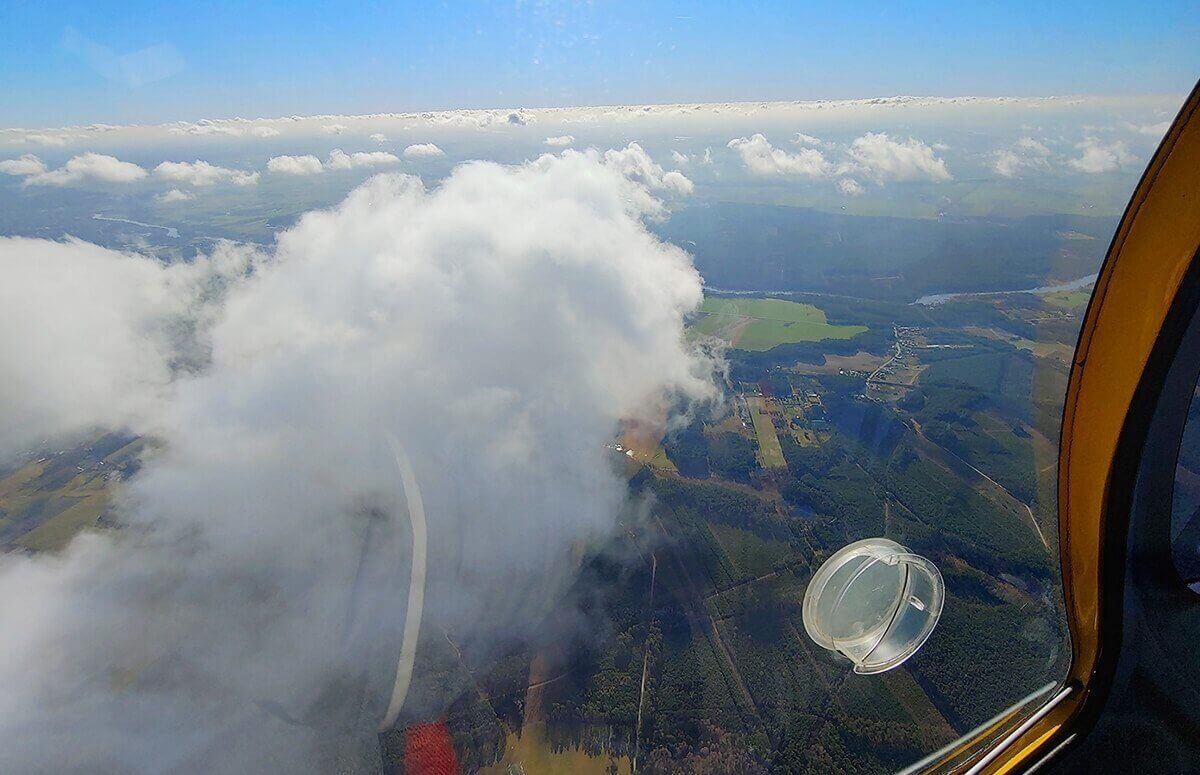 Wiatrakowiec w czasie lotu - widok z pokłądu wiatrakowca