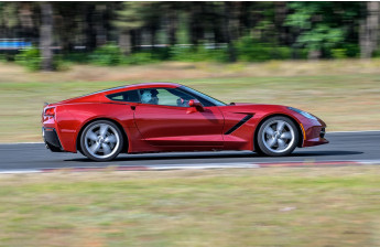 Jazda Chevrolet Corvette C7 po torze wyścigowym