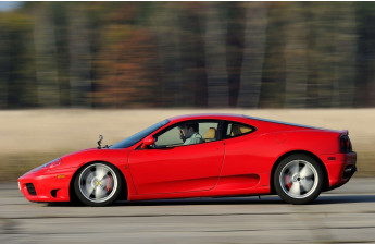 Jazda Ferrari po mieście