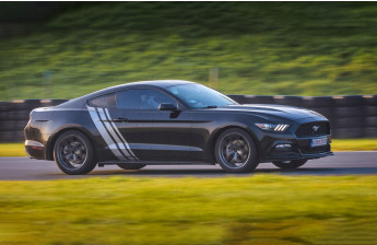 Jazda Fordem Mustangiem '15 po torze