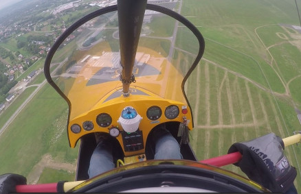 Kabina Apollo Delta Jet - widok z pokładu nad zielonymi wzgórzami