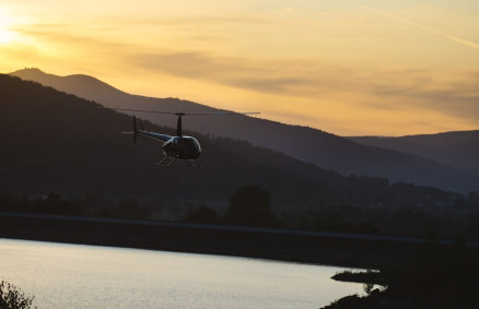Lot helikopterem w okolicach Karpacza - śmigłowiec nad zbiornikiem Sosnówka