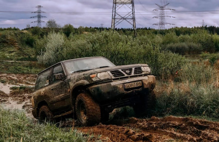 Jazda off-road 4x4 za kierownicą potężnego Nissana Patrola na torze na Pomorzu (Trójmiasto).