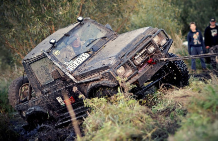 Jazda 4x4 na torze off-road w Nowogardzie k. Szczecina, ekstremalna przygoda za kierownicą samochodu terenowego.