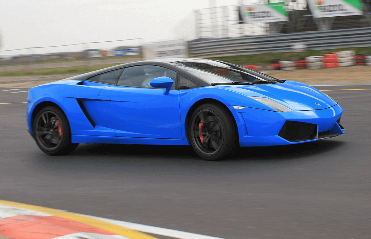 Niebieskie Lamborghini Gallardo jadące po torze wyścigowym