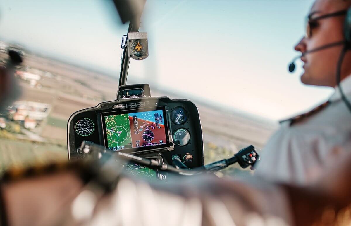 Pilot w kokpicie helikoptera -  Instrumanty wykorzystywane w nawigacji śmigłowca