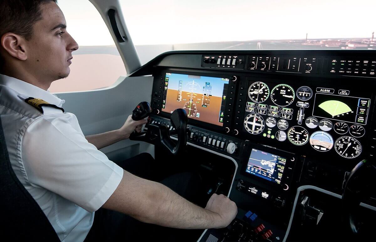 Pilot i kokpit pilota w symulatorze lotów samolotem Cessna lub Piper