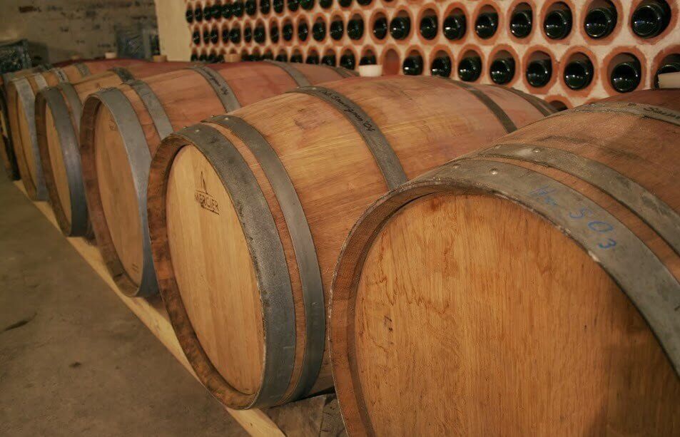 Wino przechowywane w beczkach w winnicy