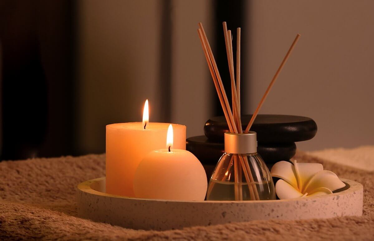 Zabieg masażu olejkiem świecy w salonie masażu