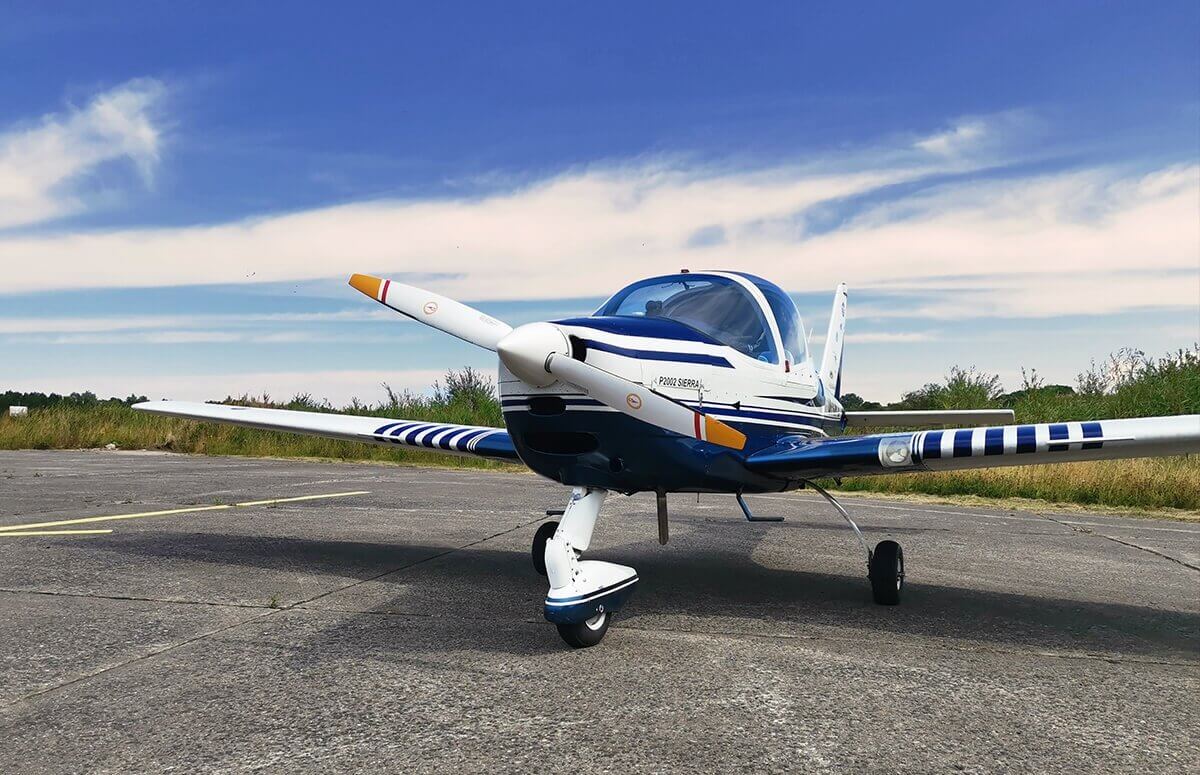 Ewolucje lotnicze wyknywane są kameralną awionetką - Cessna 172 lub Socata