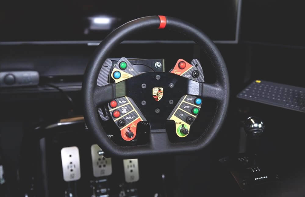 Simracing - Jazda w symulatorze wyścigów samochodowych