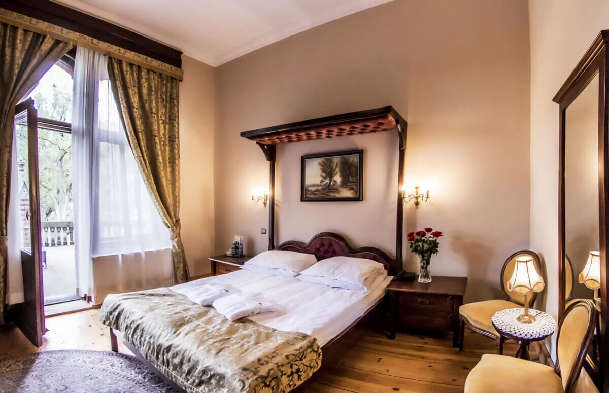 Stylowa pałacowa sypialnia w 4-gwiazdkowym obiekcie hotelowym Pałac Wąsowo w Wielkopolsce
