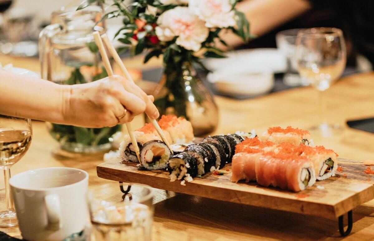 dehustacja sushi na zakończenie kulinarnej lekcji
