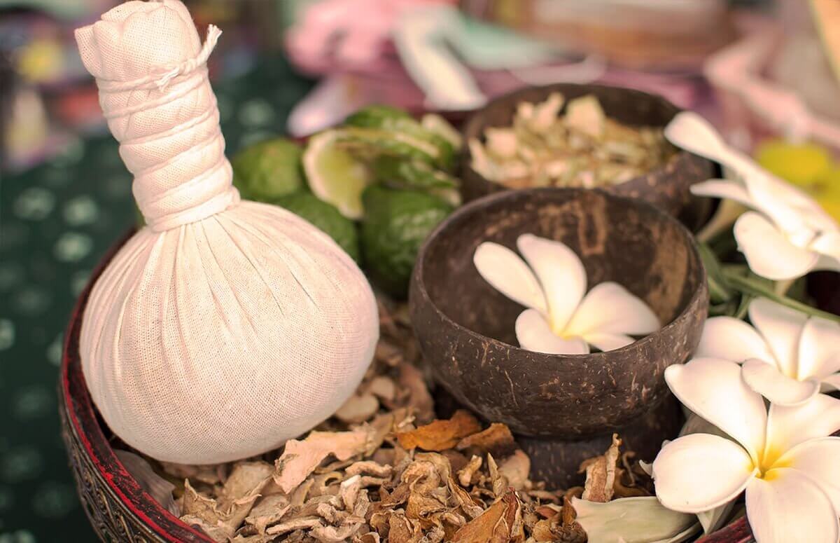 Aomatyczne stemple ziołowe wykorzystywane do masażu