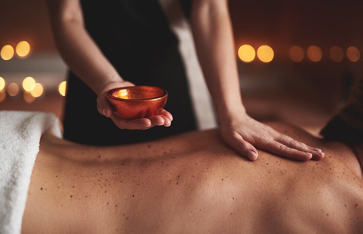 Aromatyczne olejki do masażu dostarczają wyjątkowych wrażeń zmysłom i wspaniale uelastyczniają i odżywiają skórę