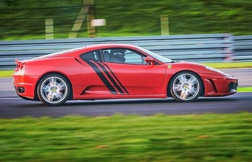 Ferrari F430 i Lamborghini na torze wyścigowym 